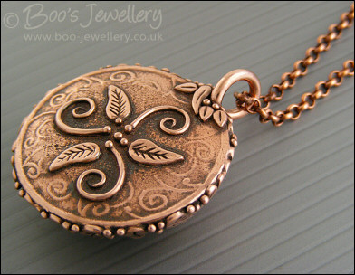 Faux amber cabochon and leaf theme pendant