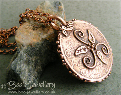 Faux amber cabochon and leaf theme pendant