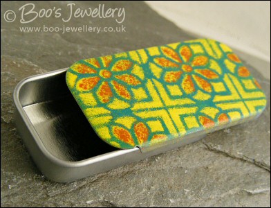 Flowery enamelled sliding lid pill box