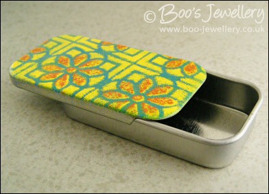 Flowery enamelled sliding lid pill box