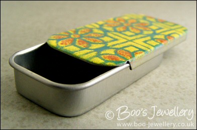 Flowery enamelled sliding lid pill box