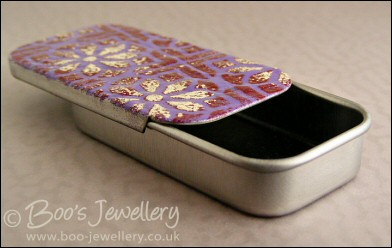 Enamelled sliding lid pillbox wth flowery design