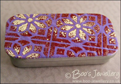 Enamelled sliding lid pillbox wth flowery design