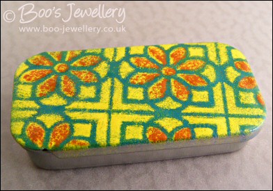 Flowery enamelled sliding lid pill box