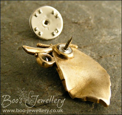 Bronze leaf brooch pin with peridot coloured gemstone