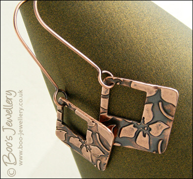 Square charm earrings with flower imprint