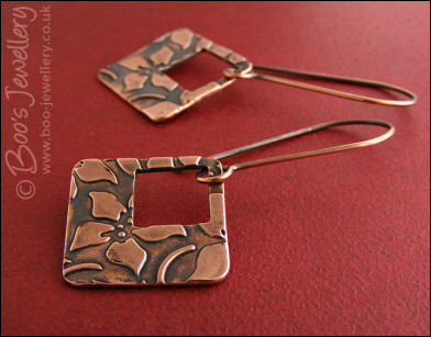 Square charm earrings with flower imprint