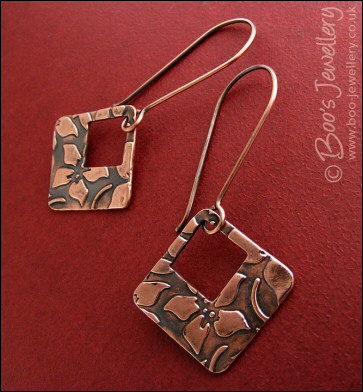 Square charm earrings with flower imprint