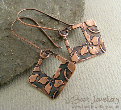 Square charm earrings with flower imprint