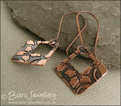 Square charm earrings with flower imprint