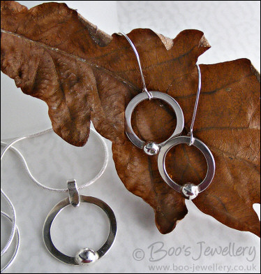 Hammered silver circle pendant with silver pebble